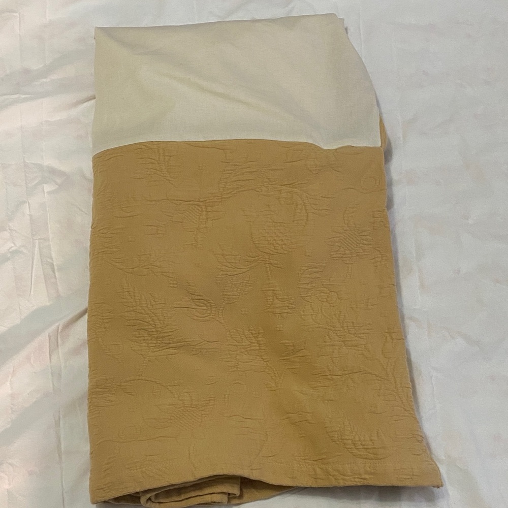 Gold Matelasse Bedskirt Full Size 18” Drop Excellent Condition 54”x77”